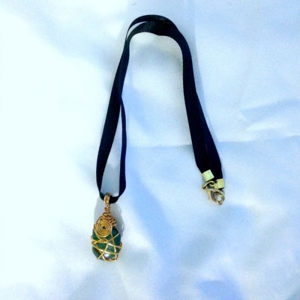 Colar de Pedra Verde e Dourado